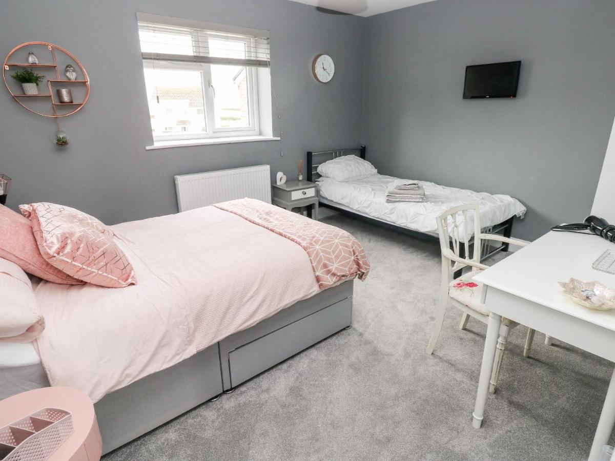 Вилла 9 Pilgrims Way Roch Экстерьер фото