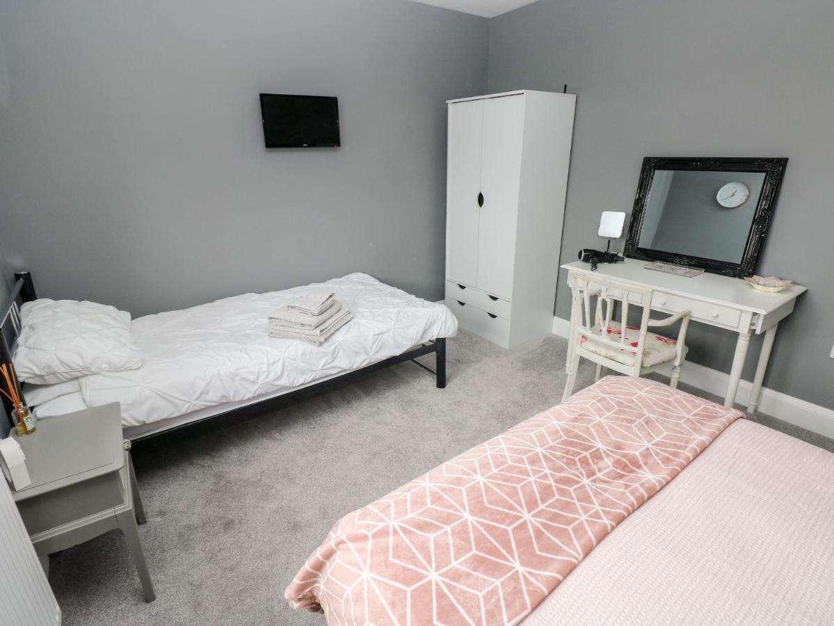 Вилла 9 Pilgrims Way Roch Экстерьер фото